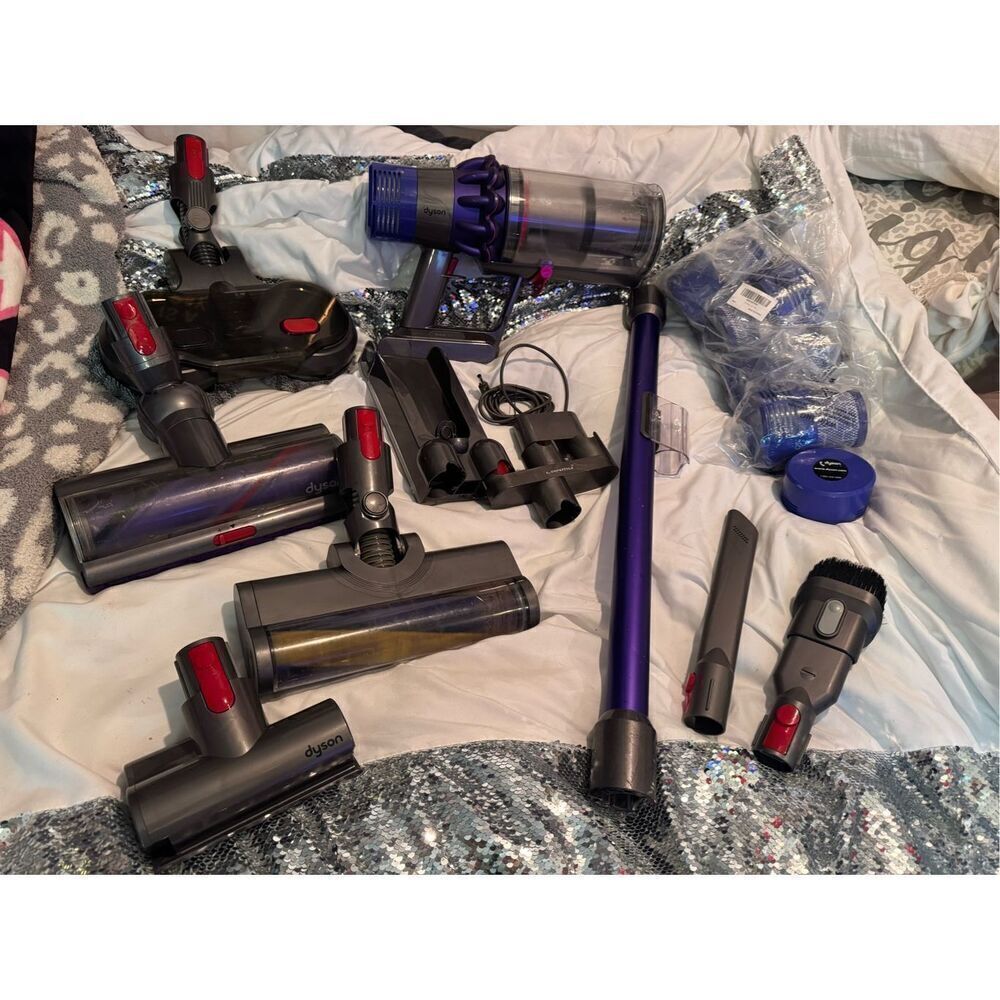 Dyson cordless v10 stick vacuum w/3 heads laser + mop tools & stand guc